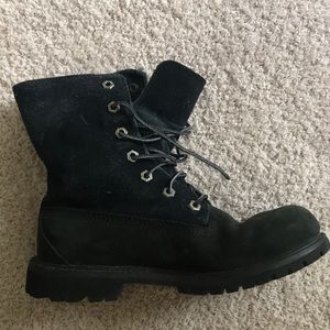 Black timberland boots.